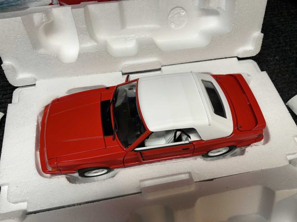 GMP Diecast 1/18 scale 1992 Mustang LX 5.0 Convertible Feature Car - Image 4