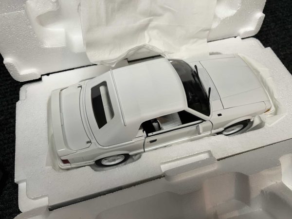 GMP Diecast 1/18 scale 1993 Mustang LX 5.0 Convertible White Feature Car - Image 4