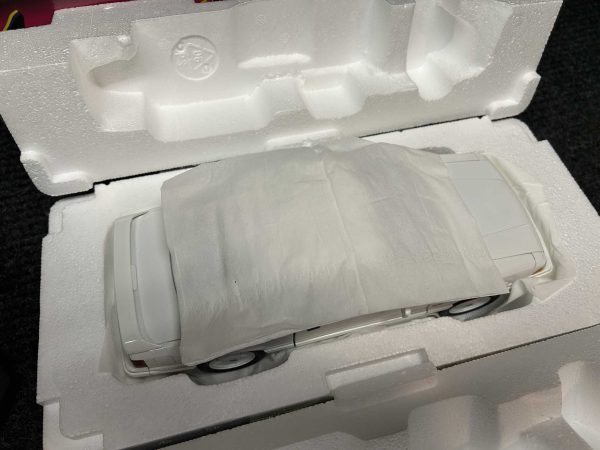 GMP Diecast 1/18 scale 1993 Mustang LX 5.0 Convertible White Feature Car - Image 3