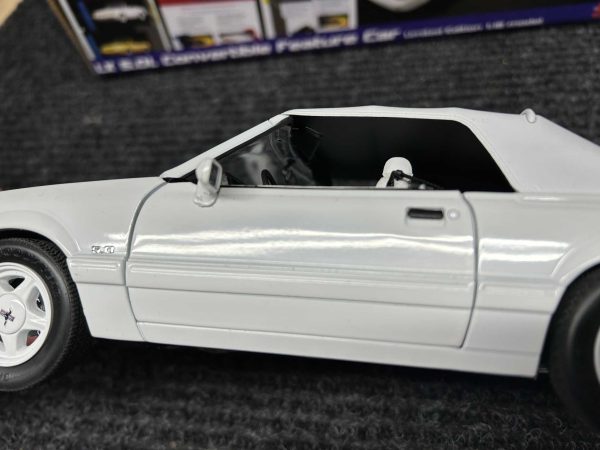 GMP Diecast 1/18 scale 1993 Mustang LX 5.0 Convertible White Feature Car - Image 7