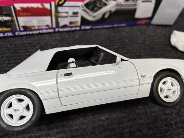 GMP Diecast 1/18 scale 1993 Mustang LX 5.0 Convertible White Feature Car - Image 6