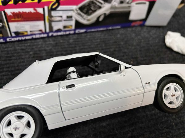 GMP Diecast 1/18 scale 1993 Mustang LX 5.0 Convertible White Feature Car - Image 5